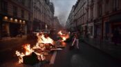 Fransa tartışmalı emeklilik reformunun onaylanmasının ardından başlayan gösteriler şiddetlendi