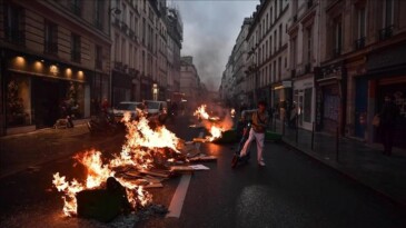 Fransa tartışmalı emeklilik reformunun onaylanmasının ardından başlayan gösteriler şiddetlendi