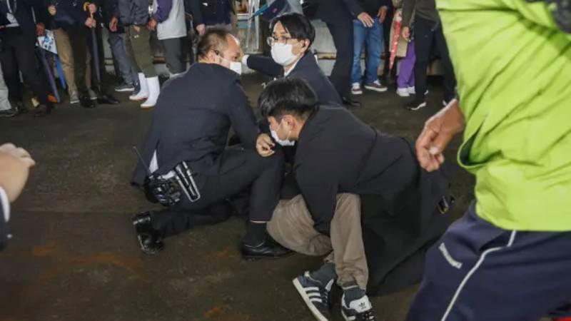 Japonya Başbakanı Kishida’ya sis bombası olduğu düşünülen bir obje atıldı