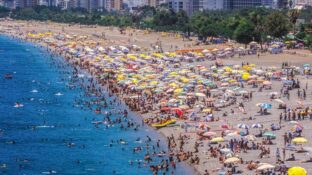 9 günlük tatili değerlendirmek isteyen vatandaşlar turizm acentelerine akın etti