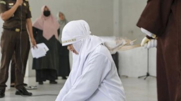 Arabada öpüşürken yakalanan çift, onlarca kişi içinde kırbaçlanarak cezalandırıldı