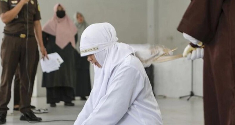 Arabada öpüşürken yakalanan çift, onlarca kişi içinde kırbaçlanarak cezalandırıldı