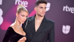 Süper Lig’in eski yıldızı Bartra’nın sevgilisi “Hiç giyinmeseydin” dedirtti! Elbisesi törenin önüne geçti