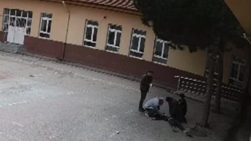 Öğretmen, okul bahçesinde fenalaşan öğrenciyi kalp masajı yaparak kurtardı