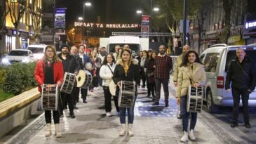 Uşak’ta Öğretmenler Sahura Davul Çalarak Vatandaşları Uyandırdı