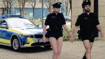 Alman polisi, üniforma tedarik sorununu pantolonlarını çıkararak protesto etti