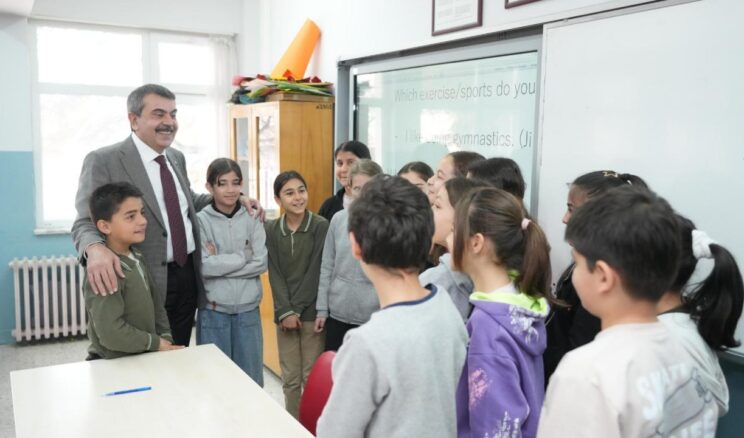 Bakan Tekin’den öğrenci ve öğretmenlere sürpriz ziyaret