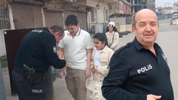 Nevruzda çocuklara pamuk şeker dağıtan polisten bu defa de bayram şekeri